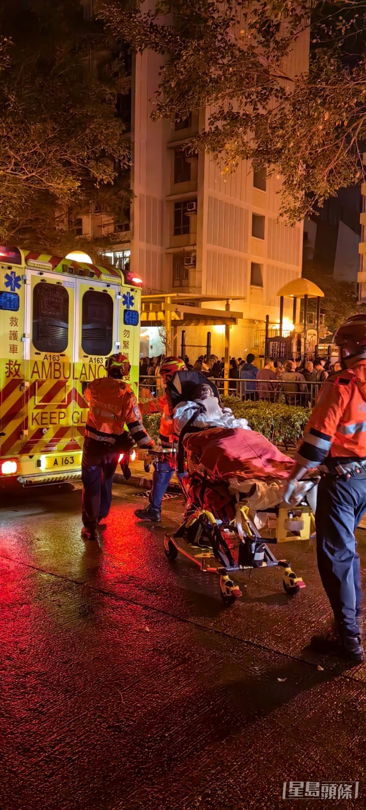 消防接报到场扑救,救出一名男子 消防接报到场扑救,救出一名男子