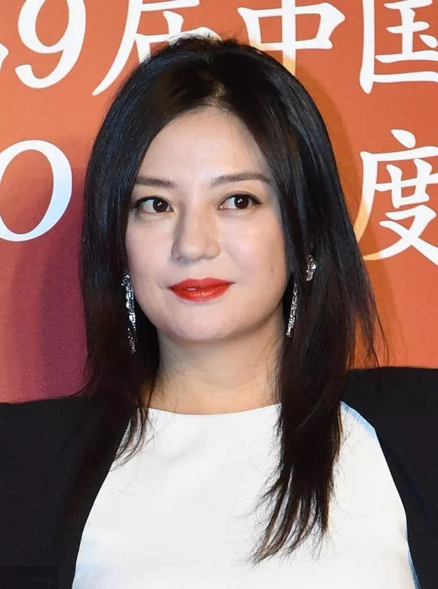 面相又变了!赵薇广东吃饭,又老又瘦没架子