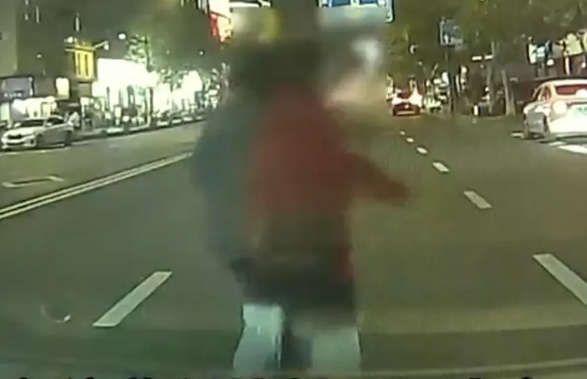 网约车司机礼让行人被追尾,索赔误工费却被拉黑