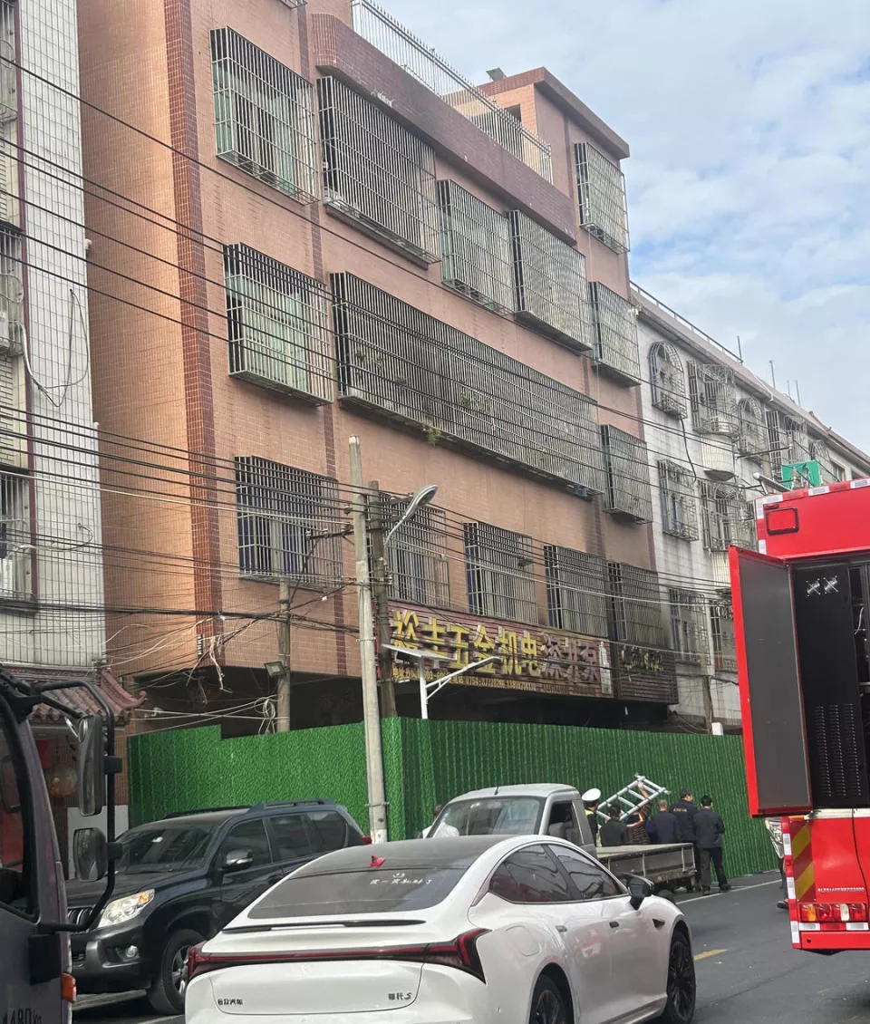 汕头火灾幸存家属讲述逃生细节:大女儿冲出火场