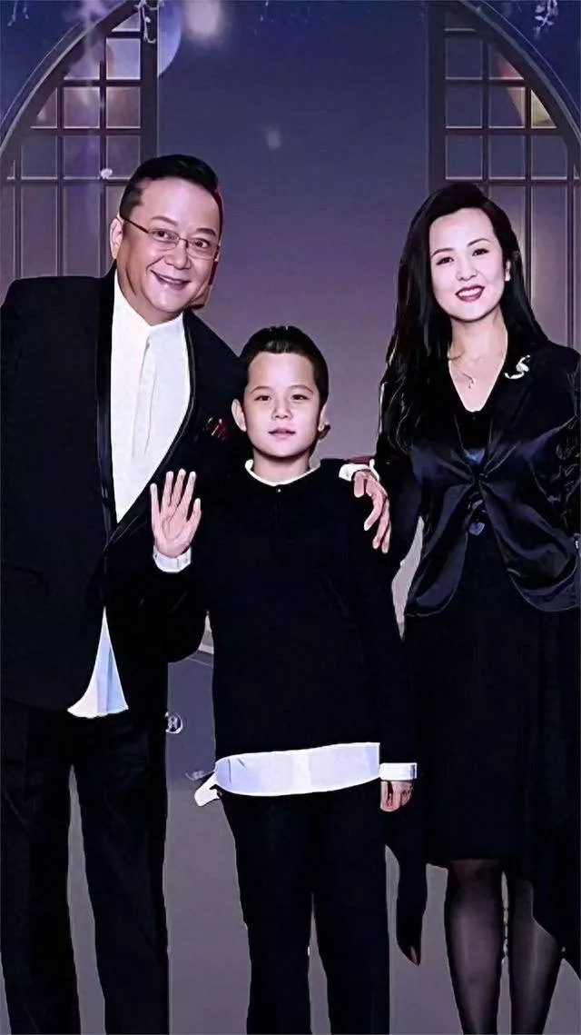 77岁王刚垂垂老矣,妻子却要为真爱照顾三位老人