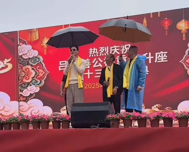 68岁吕良伟父子回陆川祭祖!因生于越南惹争议