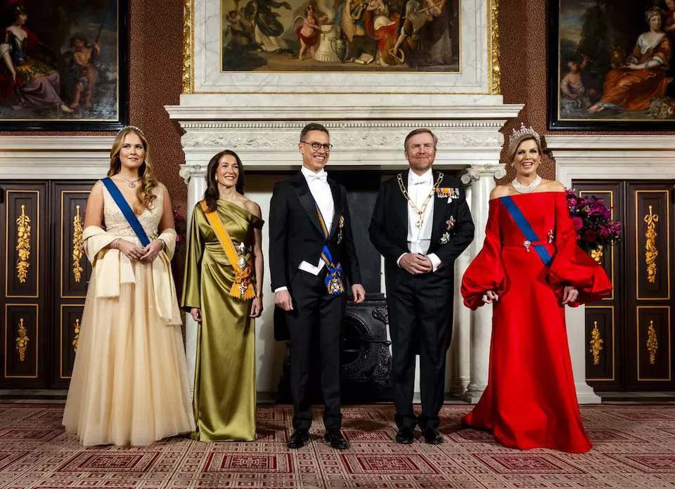 22岁荷兰大公主惊艳国宴,30克拉黄钻夺目