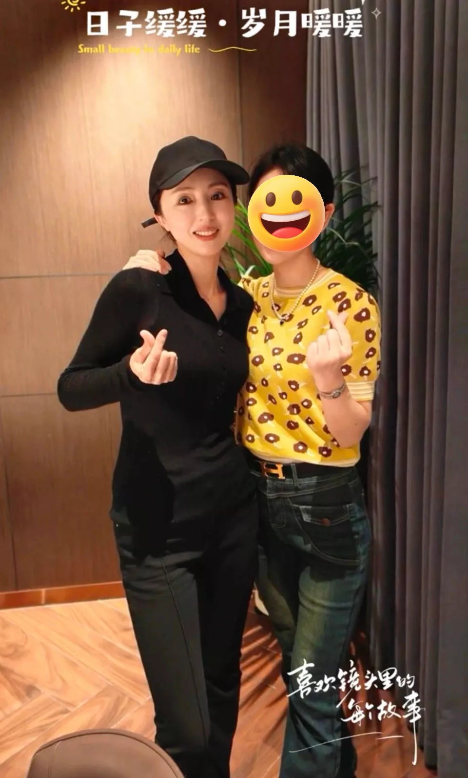 董璇一家三口与友人聚会,张维伊搂抱老婆秀足恩爱