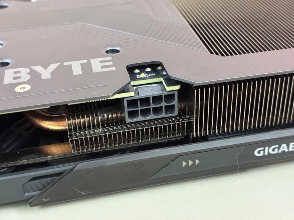 僅要求 1 個 PCI-E 8pin 輸入