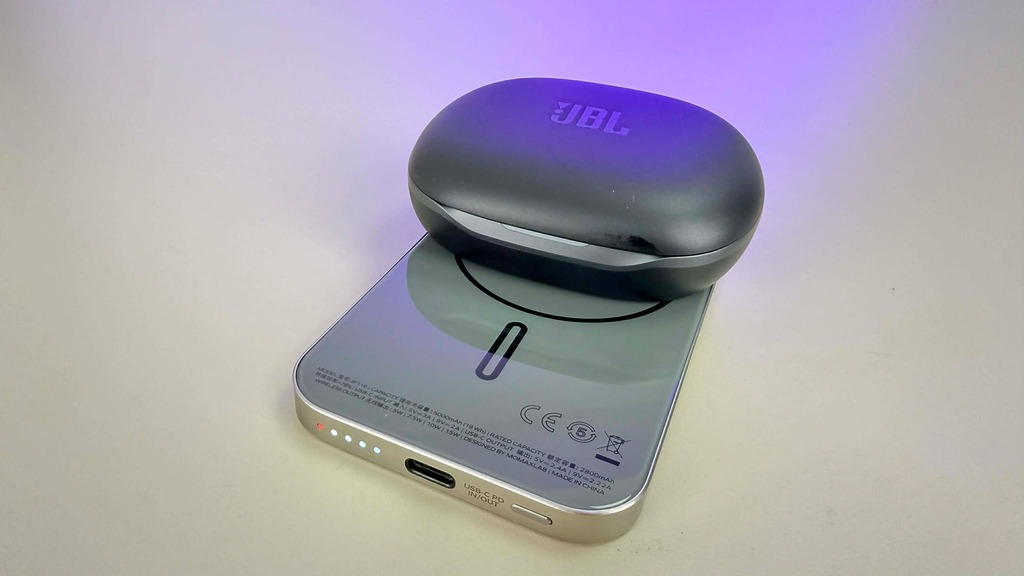 耳機單次充電電池最長可使用 8 小時,搭配充電盒可額外提供 30 小時電力,續航力強勁。同時支援快速充電功能,只需充電 10 分鐘即可再使用 4 小時,充電盒更支援無線充電。