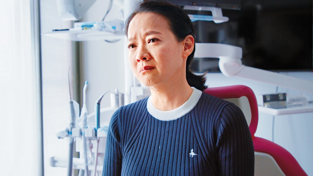 曾寶儀在訪談中經常忍不住落淚。