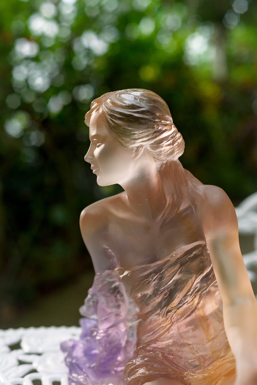 《Amber Pink Vent Léger輕風》設計源於Daum與中國雕塑藝術家羅麗蓉合作的經典作品《Vent Léger輕風》,今年以全新琥珀粉版亮相,限量75件。($132,880) 《Amber Pink Vent Léger輕風》設計源於Daum與中國雕塑藝術家羅麗蓉合作的經典作品《Vent Léger輕風》,今年以全新琥珀粉版亮相,限量75件。($132,880)