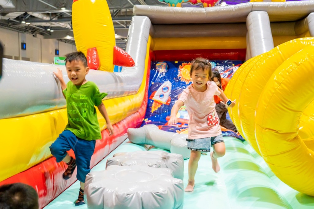 任何持小童票的小朋友可即場登記,免費暢玩充氣彈床一節。 任何持小童票的小朋友可即場登記,免費暢玩充氣彈床一節。