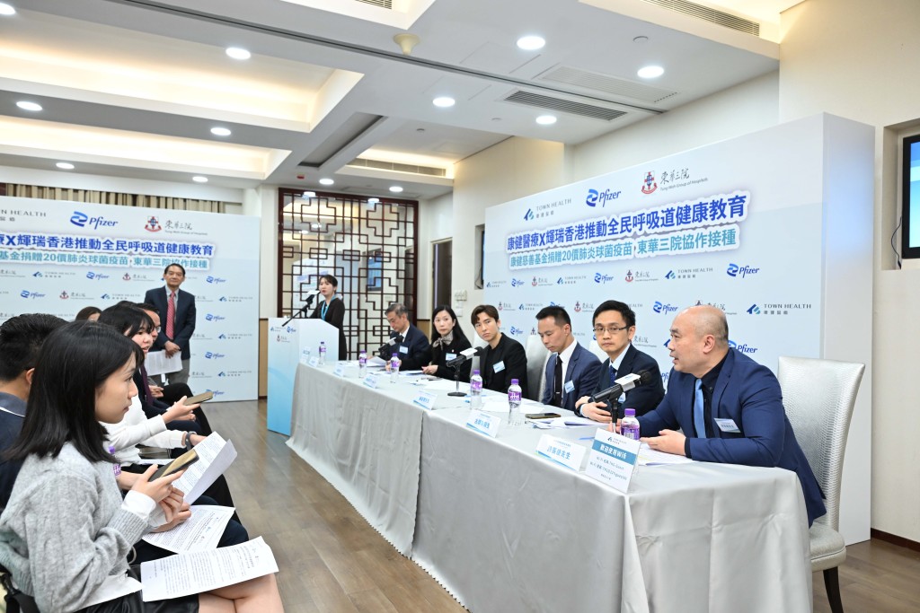 康健國際醫療營運總監陳振康(右一)表示,捐贈20價肺炎球菌結合疫苗為第一步,期望基金日後可做得更多。 康健國際醫療營運總監陳振康(右一)表示,捐贈20價肺炎球菌結合疫苗為第一步,期望基金日後可做得更多。