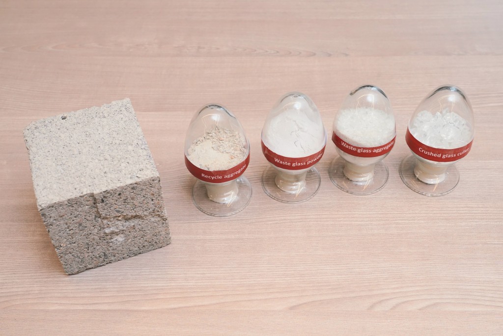 方案將回收的強化玻璃磨成粉末,取代水泥角色,成為造磚的原材料。 方案將回收的強化玻璃磨成粉末,取代水泥角色,成為造磚的原材料。