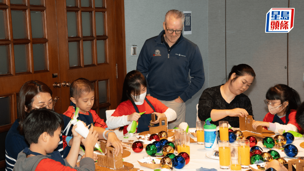 小朋友在家長的協助下砌薑餅火車。圖片由筆者提供