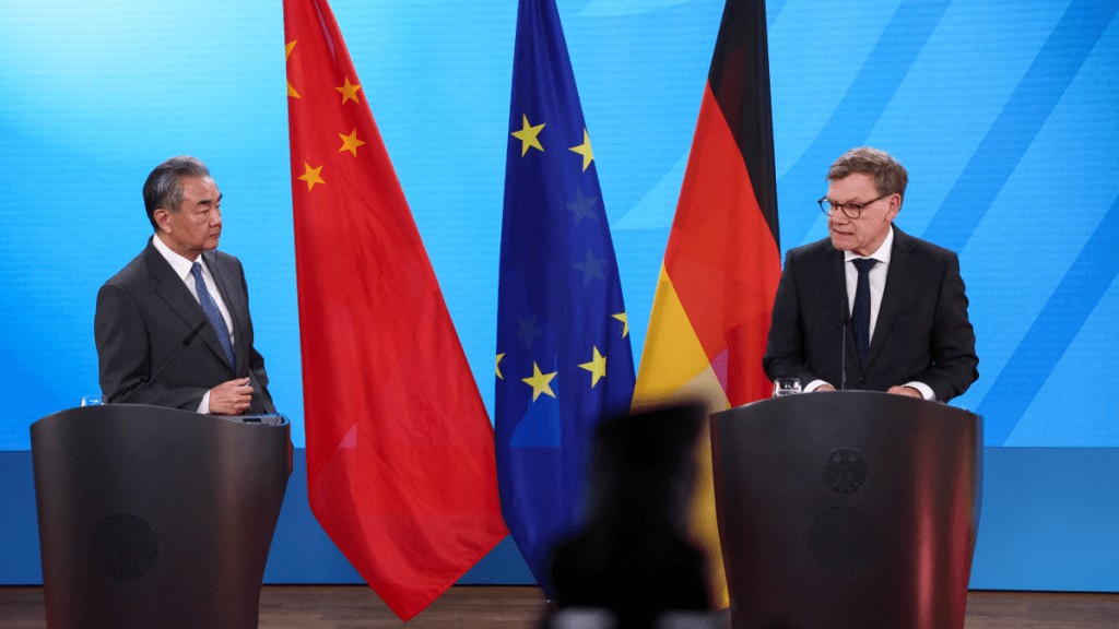 王毅（左）曾於7月訪德並與瓦德富爾（右）會晤。路透社