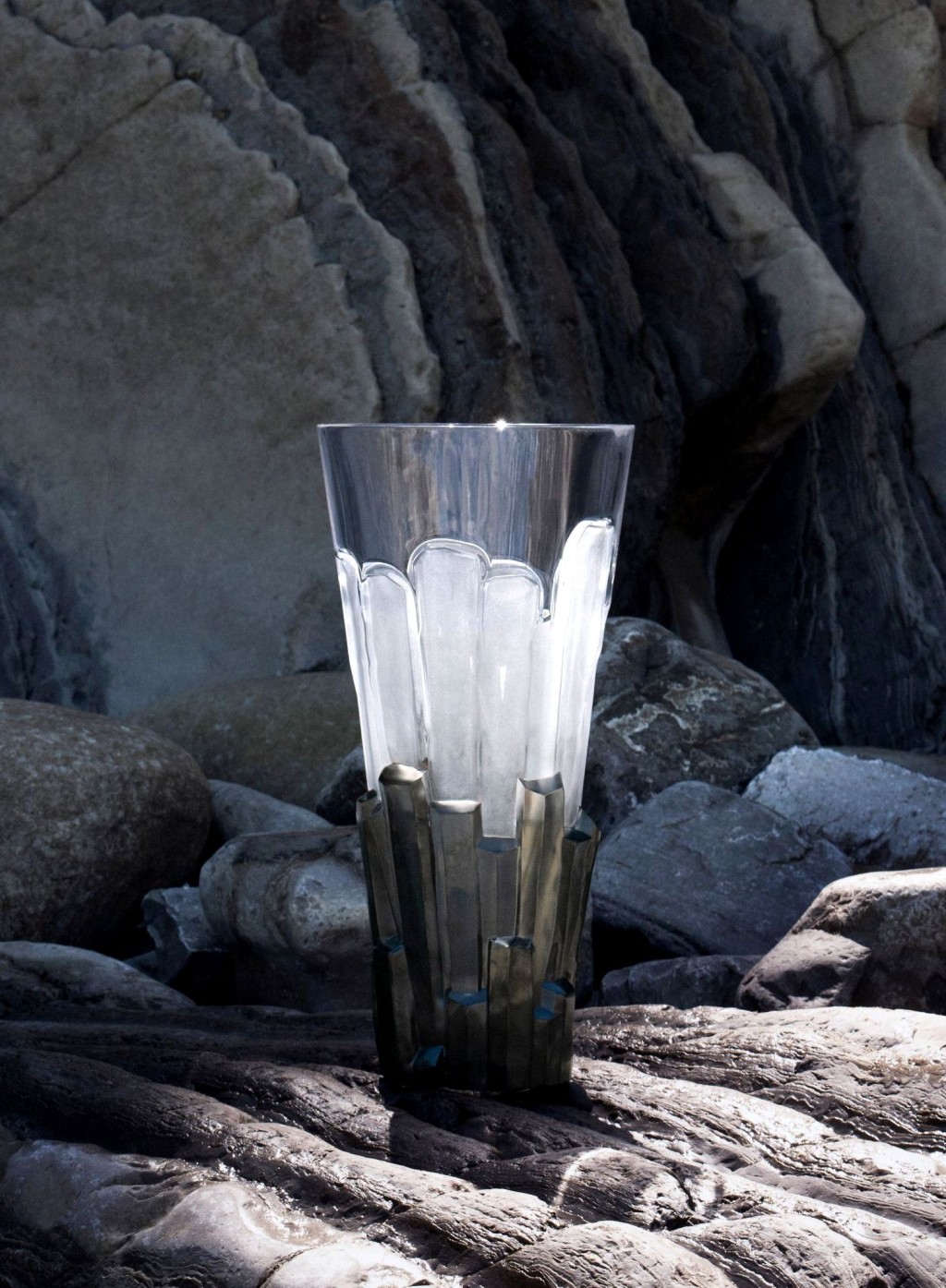 Lalique新登場的Terramineral系列第2章《BASALTE》(一柱擎天)花瓶,其設計是向大自然的山川地質與無限力量致敬。(限量45件/$181,000) Lalique新登場的Terramineral系列第2章《BASALTE》(一柱擎天)花瓶,其設計是向大自然的山川地質與無限力量致敬。(限量45件/$181,000)