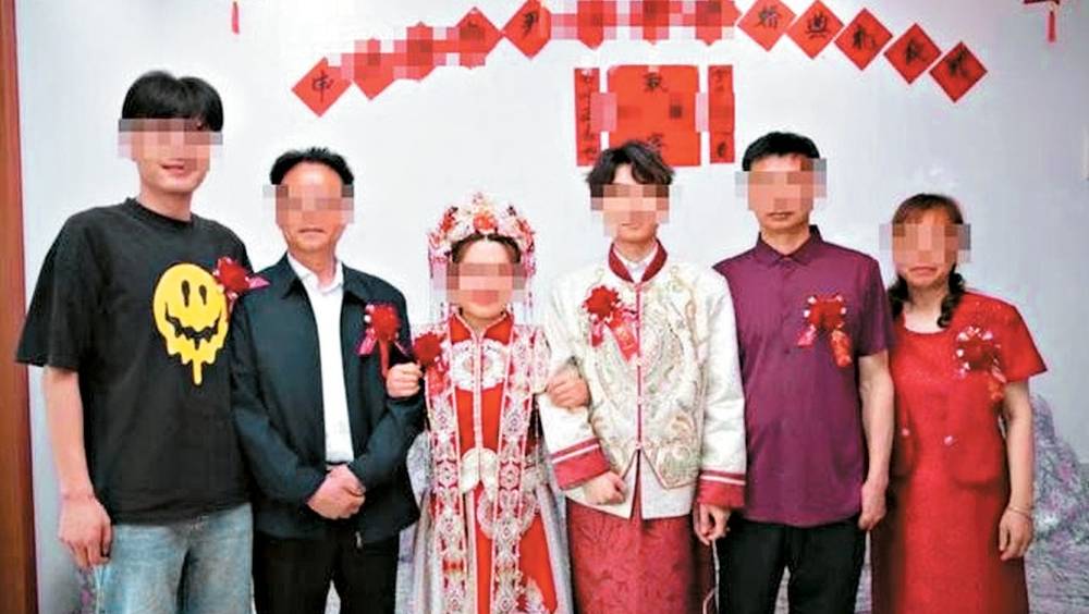 婚禮現場合影，女方代表都是請來的演員。