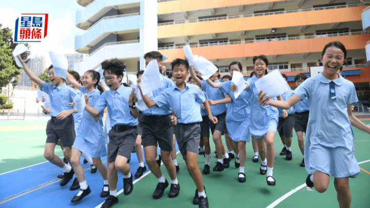 升中派位今公布結果 學生獲派心儀學校喜極而泣 校長：派位滿意率創新高因人數減少