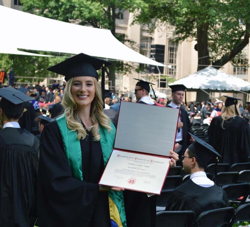 從藝術跨行數學,考入麻省理工學院,攻讀計算機與數學學位。 從藝術跨行數學,考入麻省理工學院,攻讀計算機與數學學位。