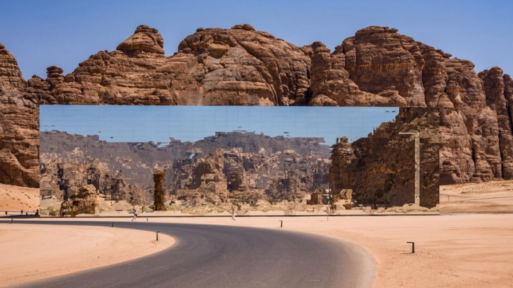 在烈日下，音樂 廳的鏡面外牆與 周圍岩石的倒影 融為一體， 渾 然天成。（ 哈蘇 X2D II, XCD 20- 35mm/圖片由馮敏如提供）