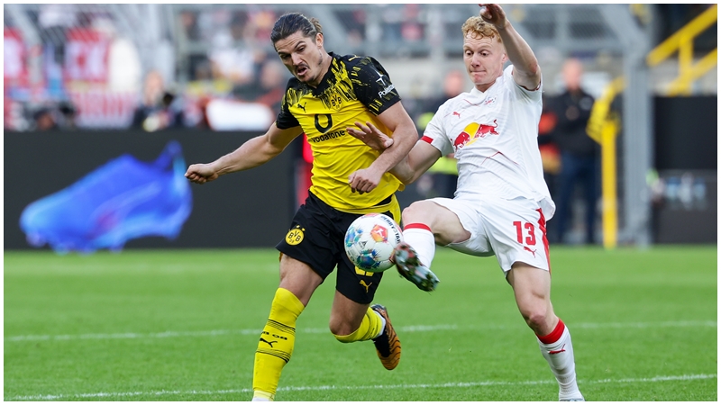 施華特（右）的攔截力冠絕德甲。新華社