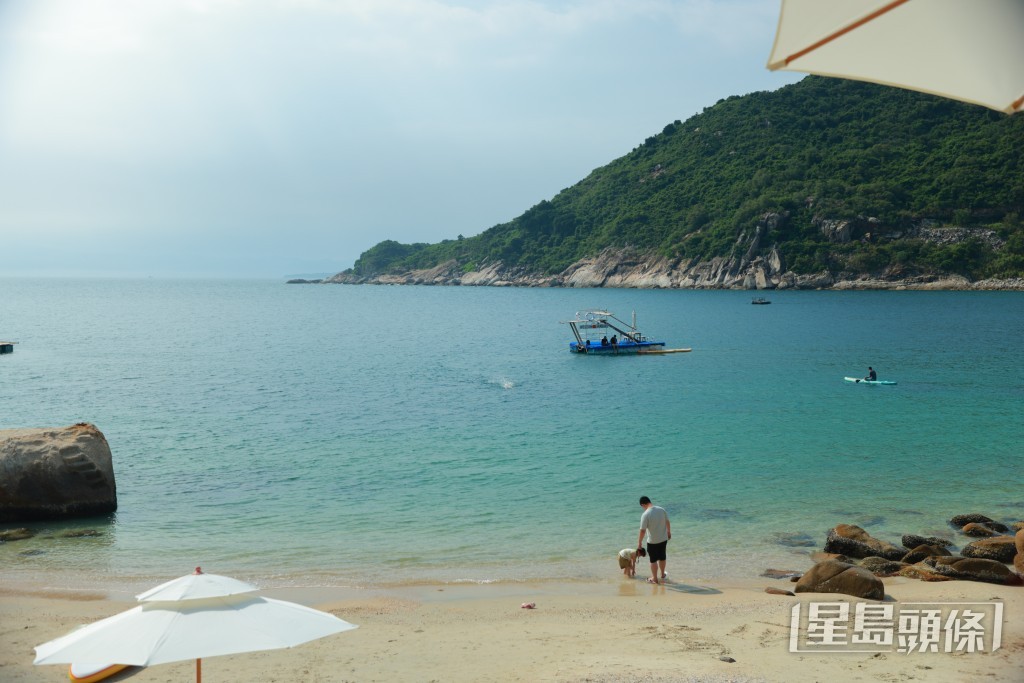 聽風吹過竹葉的沙沙聲。後院還有一條小徑通往私密礁石灘，可以一邊用餐一邊觀賞沙灘，感受陽光與海浪