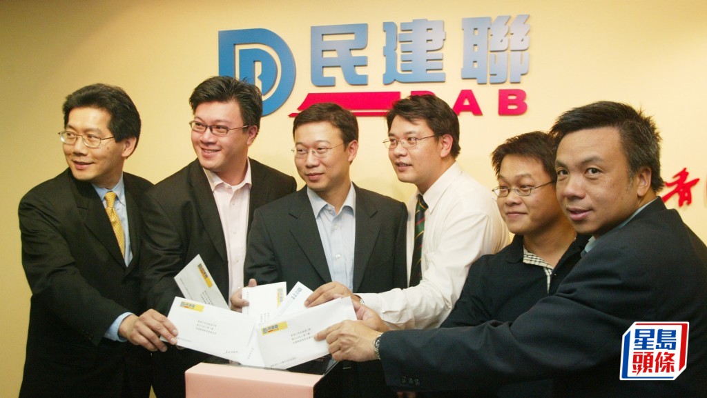 民建聯全體成員對蘇錦樑（左一）離世表示深切哀悼，願他安息，並向其家人致以誠摯慰問。資料圖片