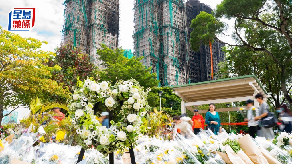 大埔宏福苑發生五級火，造成多人傷亡、家居被毀，不少學生亦受影響。圖為市民獻花悼念罹難者。資料圖片