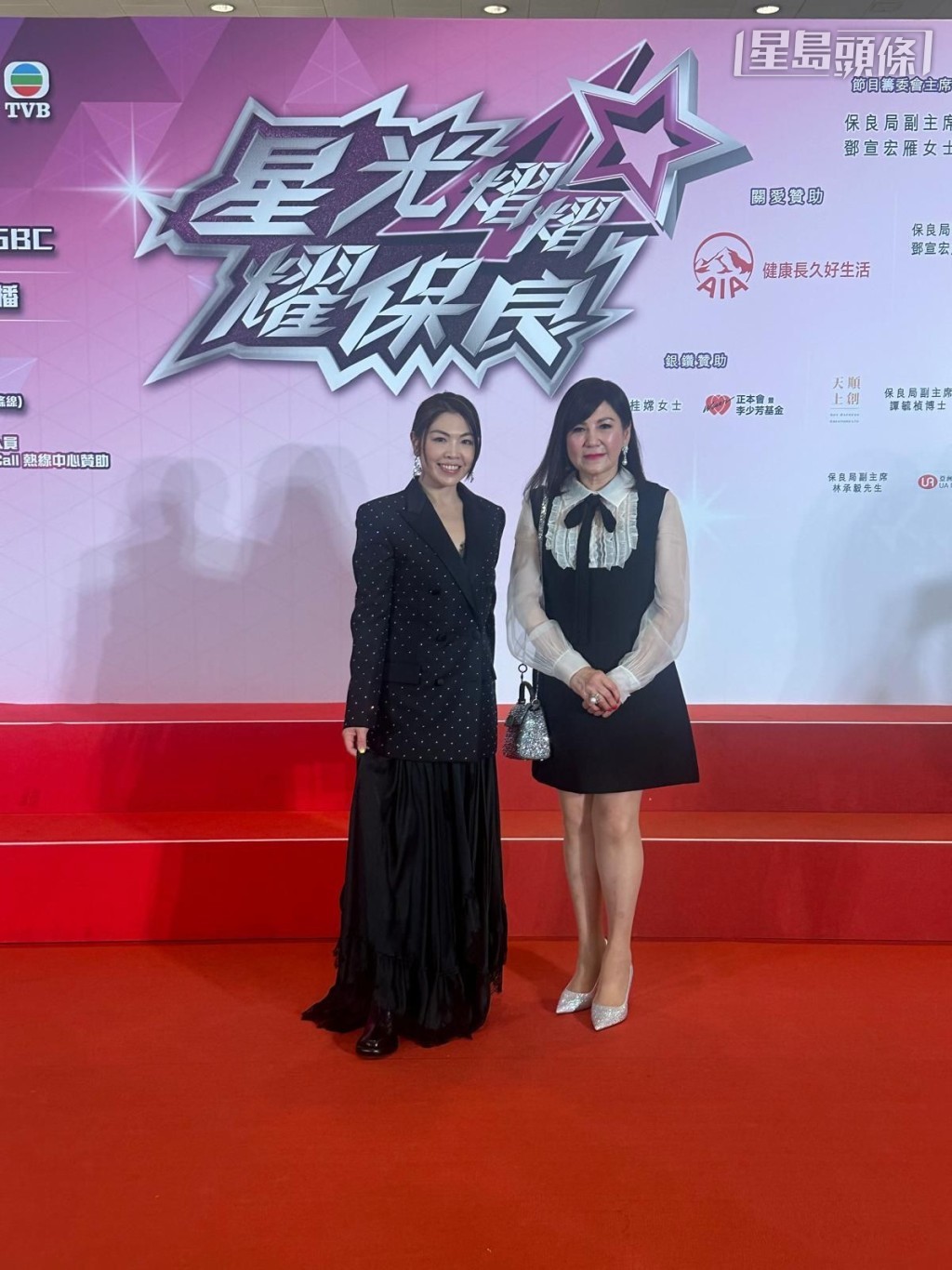 何芷韻 (左) 熱心公益,出錢出力為慈善,她是「包裝」系馬主李文斌的太太。 何芷韻 (左) 熱心公益,出錢出力為慈善,她是「包裝」系馬主李文斌的太太。