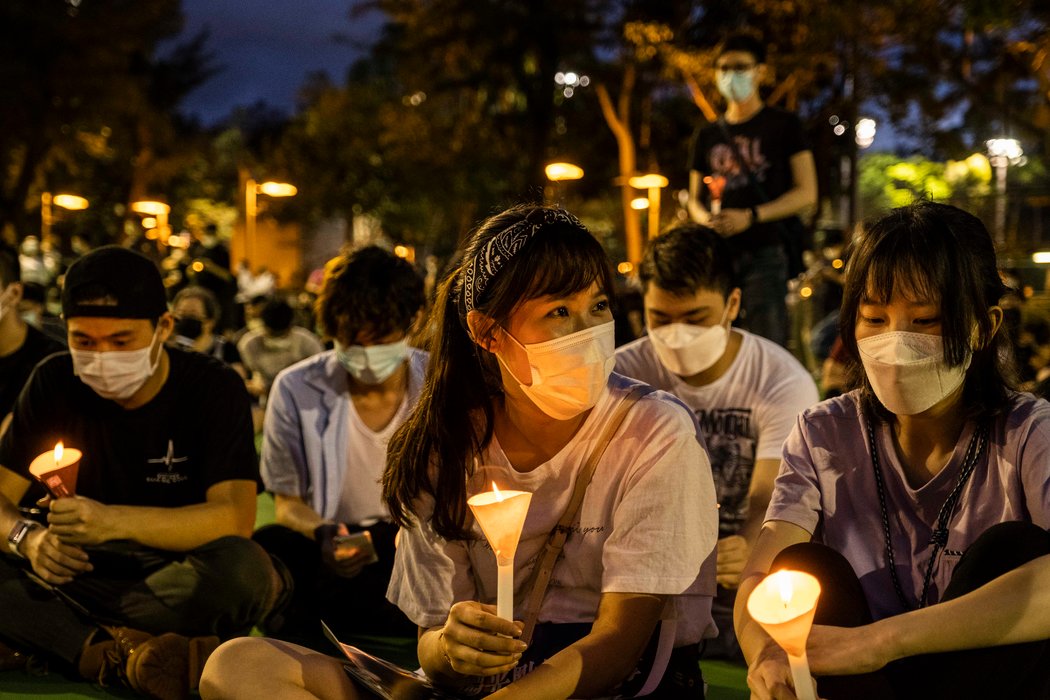 周四,在维多利亚公园外,人们举行烛光守夜活动。