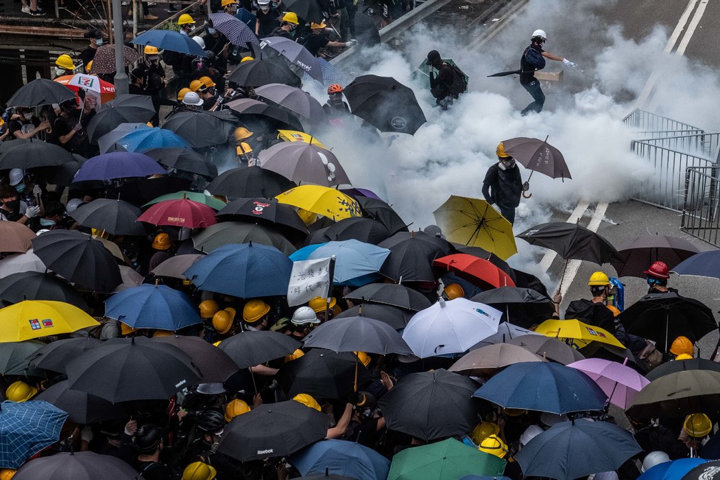 7月27日,在边界地区元朗与抗议者发生冲突期间,警察发射催泪瓦斯。