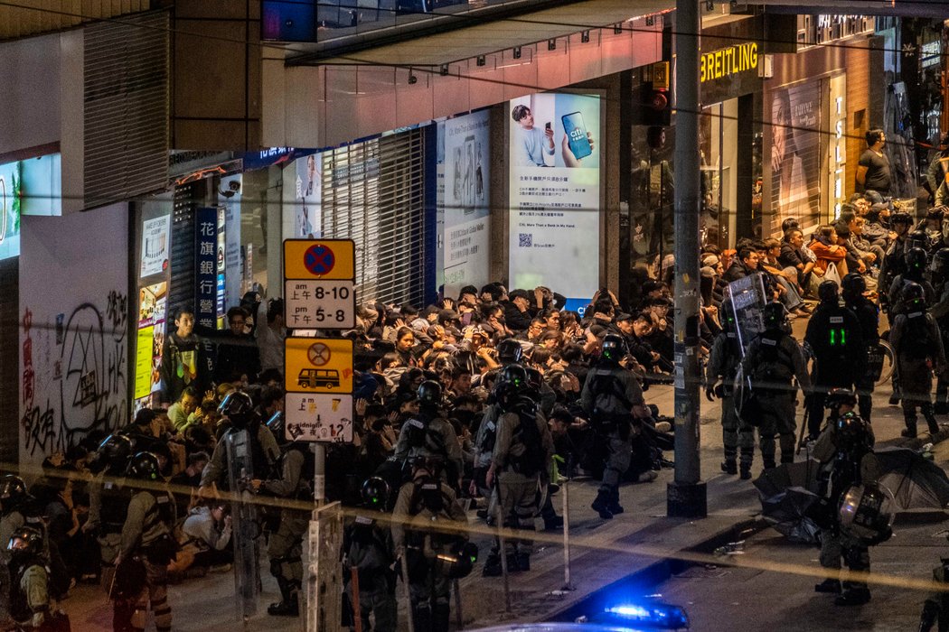 1月1日,警察在铜锣湾地区围捕了数十人。