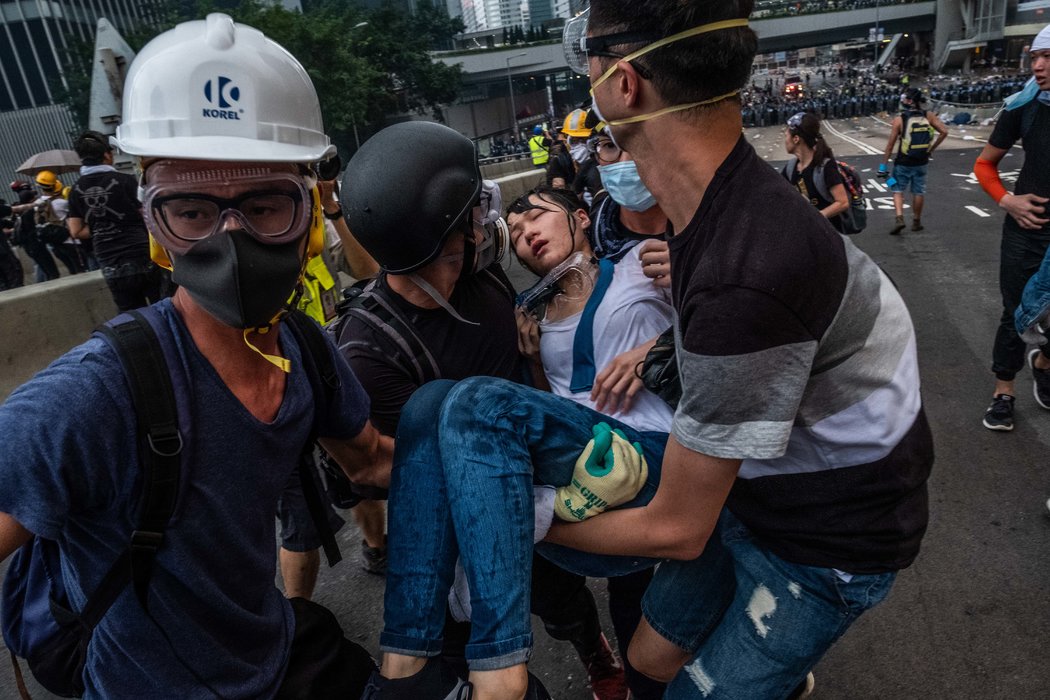 在6月12日的抗议活动中,示威者对警方对他们使用催泪瓦斯感到震惊。