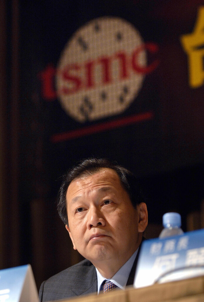 2008年金融危机后,张忠谋的继任者蔡力行开始裁员。2009年,时年77岁、已经退休四年的张忠谋重掌岗位,重新聘用了蔡力行解雇的人才。