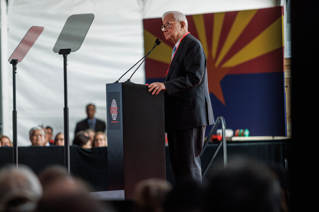 张忠谋去年在台积电亚利桑那州工厂的活动上发表了讲话。近年来,美国、日本和欧洲纷纷邀请台积电前去设厂。