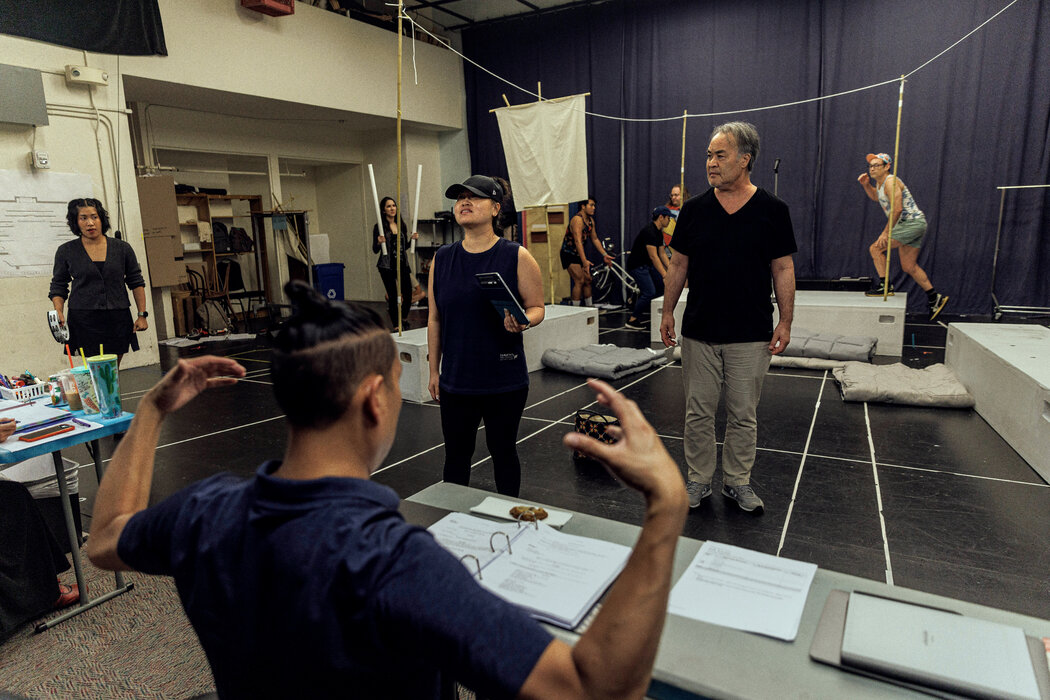 李说:“房间里的所有人都决定,不管出于什么原因——可能是艺术上的,可能是政治上的,也可能是其他什么原因——要做这件事。”