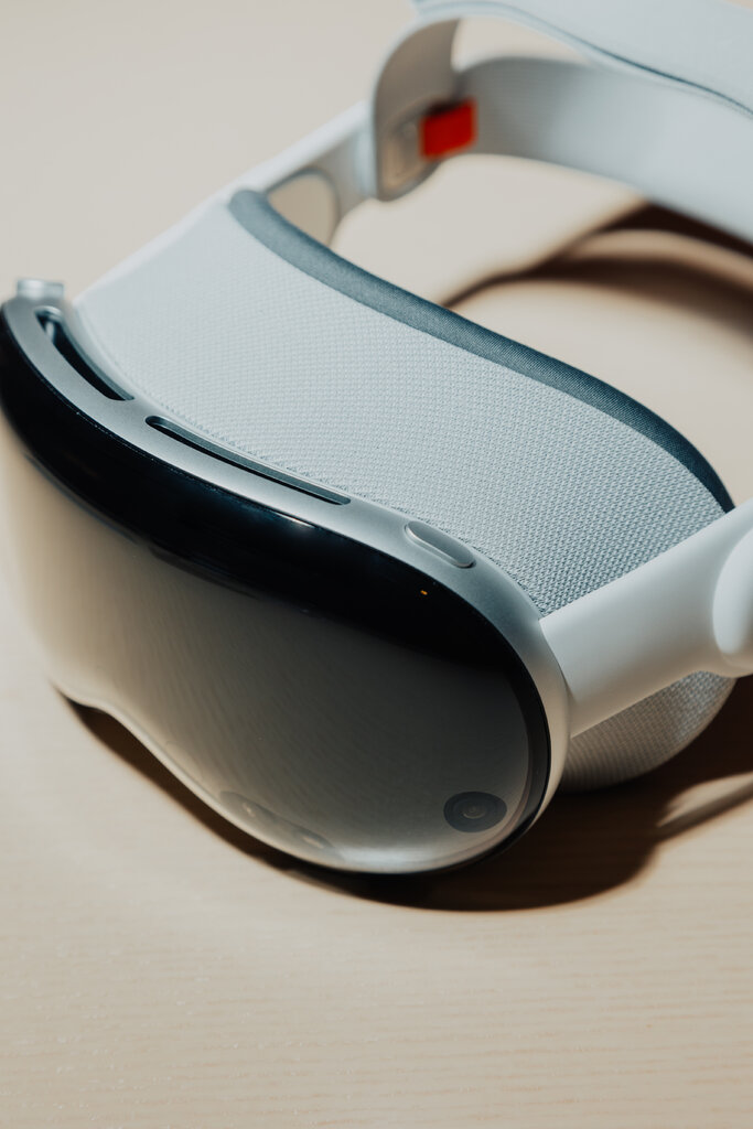 与过去笨重的面罩式头戴设备相比,滑雪镜式的美感更好。