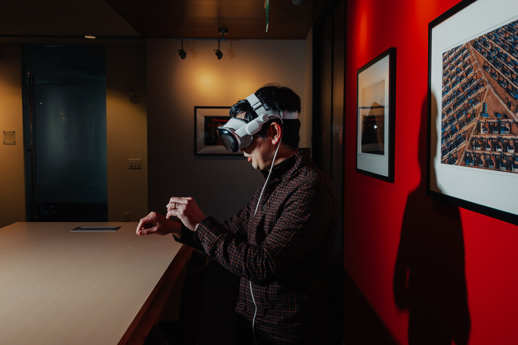 记者布莱恩·陈为TechFix专栏试用苹果Vision Pro。