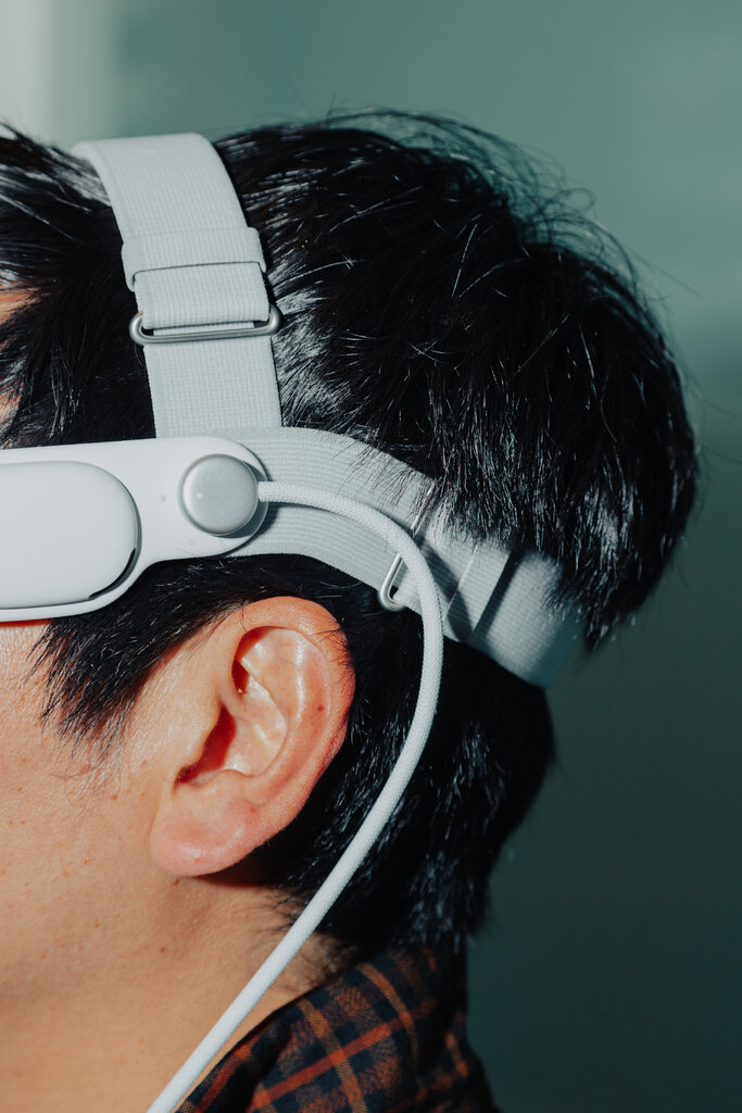 Vision Pro比Meta便宜的Quest稍重。