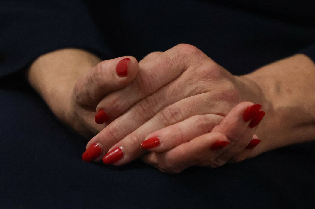 纳瓦尔纳娅的鲜红色指甲油,是她低调造型中的一抹亮色。