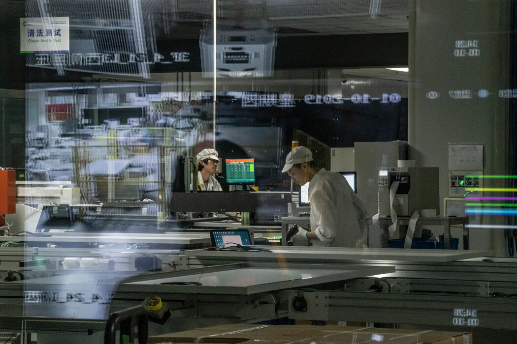 中国苏州太阳能电池板生产线上的工人。中国工厂正以其他国家未曾有过的规模主导全球制造业,只有美国在第二次世界大战后做到过这种规模。