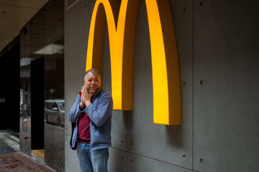 2月,在香港举行新闻发布会之前,艺术家程展纬在麦当劳门外等候。