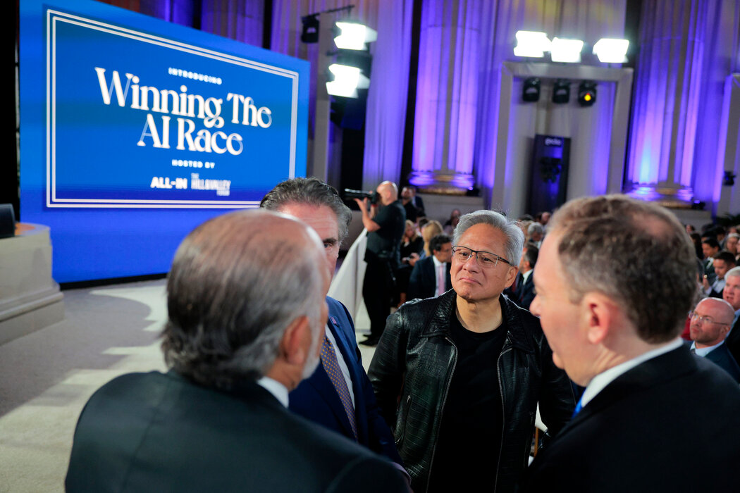 黄仁勋在华盛顿今年7月的一次会议上与美国政府高级官员交谈。多年来,美国官员一直在努力减缓中国的技术和军事进展速度,包括限制中国获得英伟达的先进芯片。