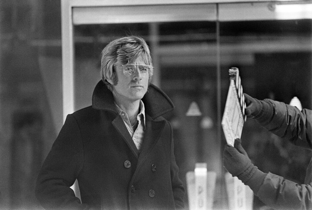 罗伯特·雷德福正在拍摄《秃鹰七十二小时》。他把角色演绎得既有锋芒又极具同情心。