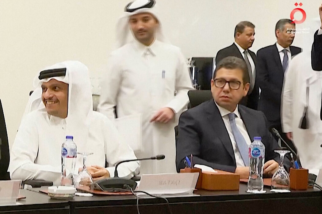 埃及开罗新闻电视台的视频截图,显示10月9日卡塔尔首相阿勒萨尼与埃及情报情报部门负责人拉沙德将军在沙姆沙伊赫举行会谈。