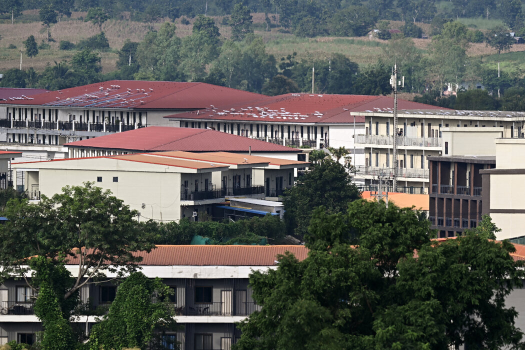 缅甸东部妙瓦底的一处园区,摄于9月。园区似乎安装了星链卫星终端。缅甸军政府表示已经突袭了位于泰缅边境地区最大的诈骗据点之一。