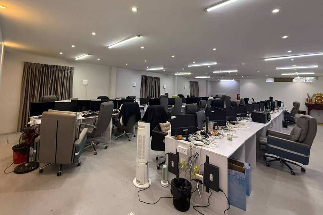 柬埔寨国家通讯社周四发布的一张资料照片显示金边某诈骗中心内的电脑设备。