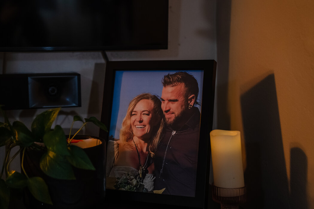 奥德丽·赫斯特马克和她的丈夫汤姆·比尔格在他们2024年的婚礼上。