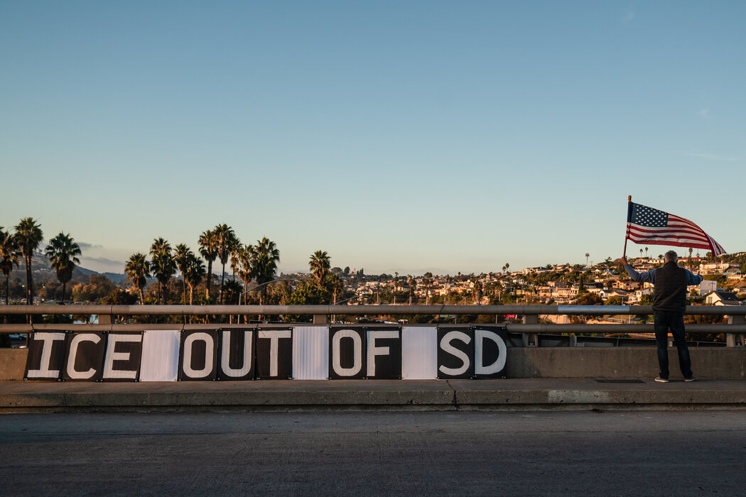 周一,在圣迭戈的5号州际公路沿线,人们举行示威游行,抗议近期的ICE突击行动。