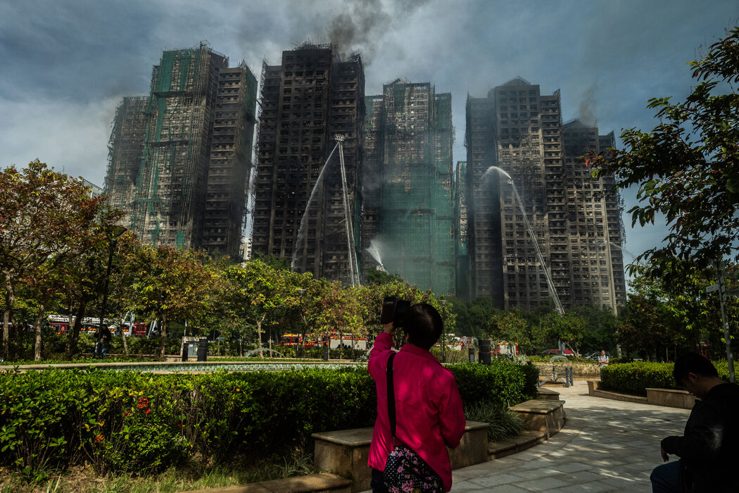 上个月,香港宏福苑冒出浓烟。北京驻港国家安全机构指责多家外国媒体罔顾事实,散播虚假信息。