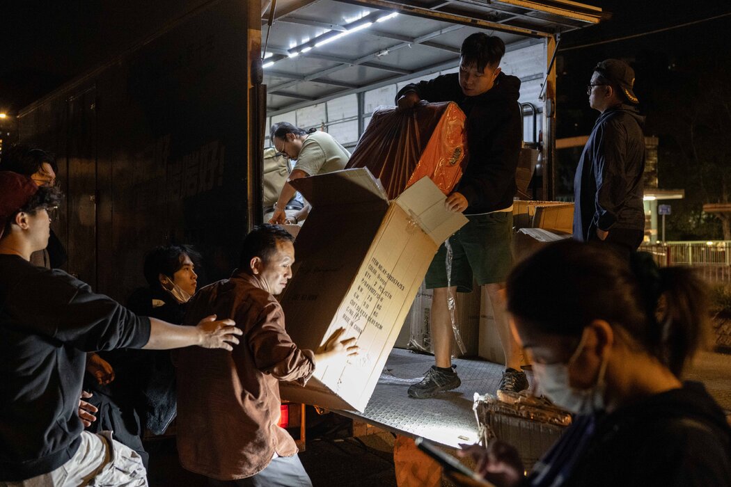 志愿者正在整理捐给灾后无家可归者的物资。