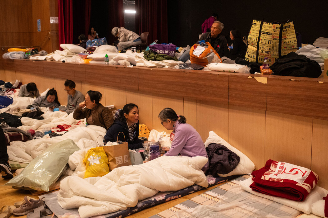 宏福苑附近临时安置点的居民。